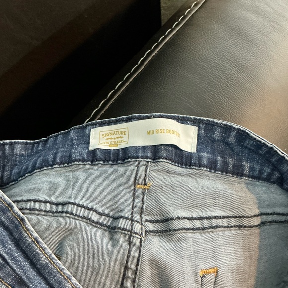 Levi’s Signature Gold Mid-Rise Bootcut Jeans - Picture 3 of 5